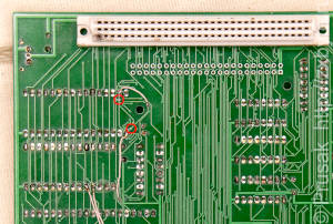 Доработка контроллера для использования ПЗУ в качестве ROM-диска. Красными кружками отмечены места разреза проводников.