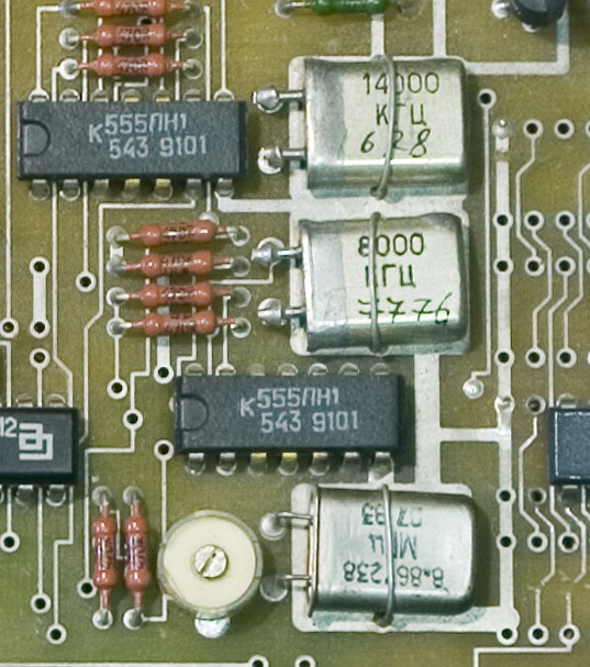 Кварцевые резонаторы в компьютере «Инфотон-030»
