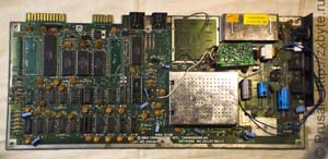 Этим Commodore 64 пришлось пожертвовать, чтобы достать с него нужные микросхемы для сборки карточки