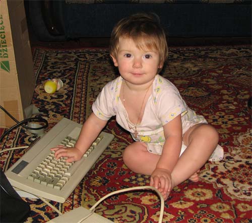 Компьютер Байт так прост, что им может пользоваться даже младенец