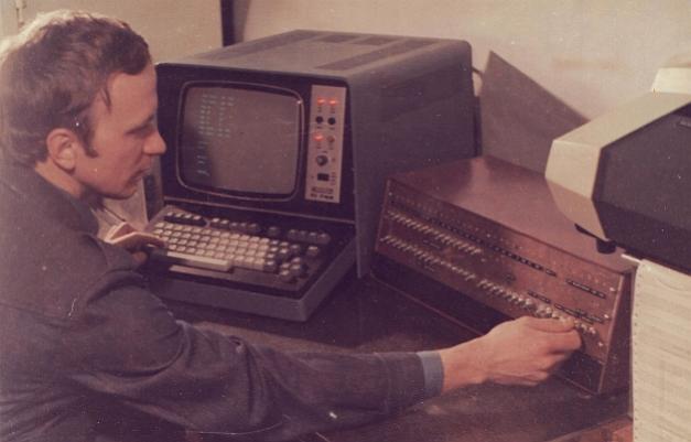 Сергей Попов (один из разработчиков) за первым экземпляром компьютера Микро-80