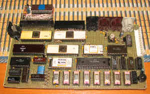 Самодельный компьютер Радио-86РК, спаянный на макетной плате. Воткнутая в разъём плата - ROM-диск