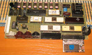Самодельный компьютер Радио-86РК, спаянный на макетной плате. Воткнутая в разъём плата - ROM-диск